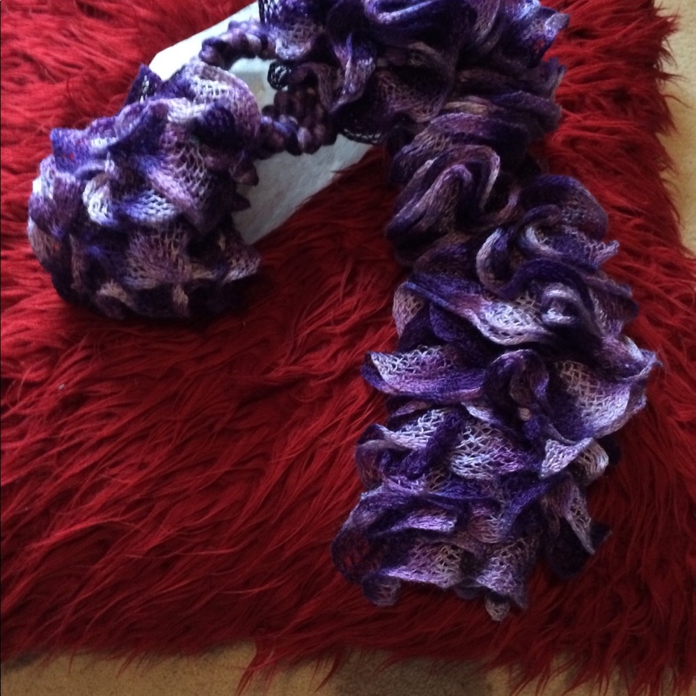 Ruffle neck wrap - Picture 3 of 4